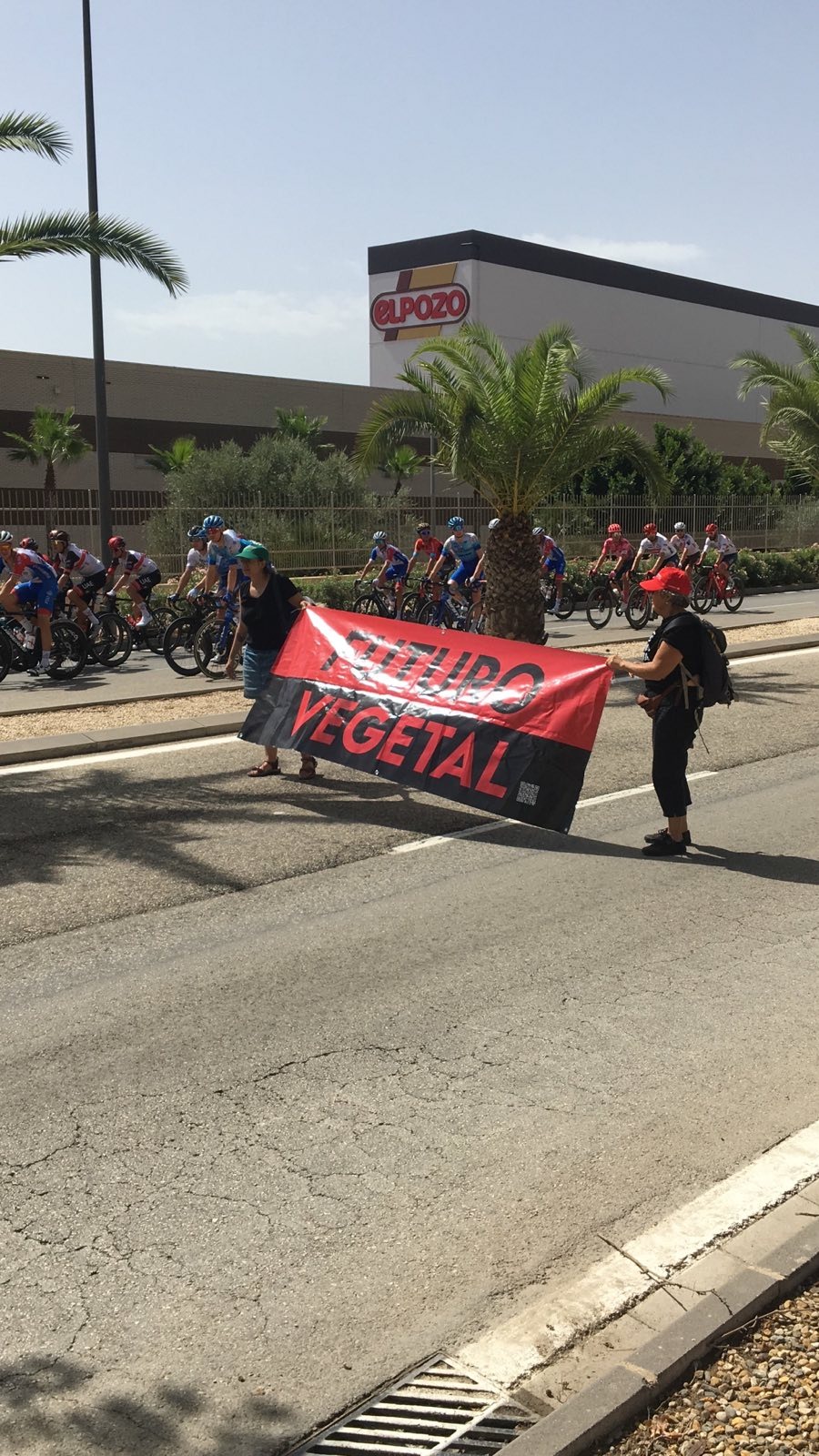Futuro Vegetal corta la Vuelta delante de su Patrocinador el Pozo