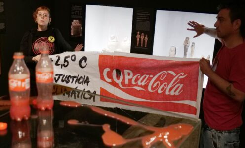 Futuro Vegetal baña con “sangre y petróleo” vitrinas del museo Egipcio de Barcelona para alertar sobre la emergencia climática.