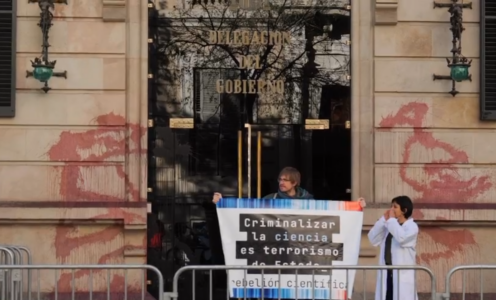 Activistes de Rebelión Científica i Futuro Vegetal taquem amb sang la Delegació del Govern a Barcelona
