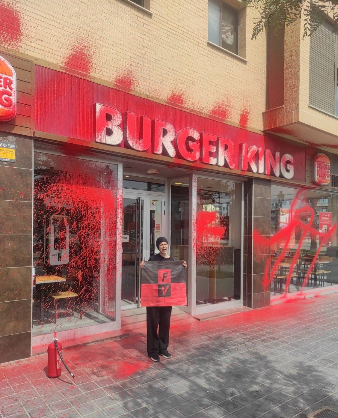 Bañamos con “sangre” un Burger King