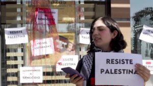 Futuro Vegetal sabotea mcdonalds y apoya a Palestina en Granada